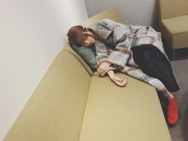 藝人邵雨薇2月9日在社群網站PO出癱睡在沙發上的照片，惹得粉絲好心疼！