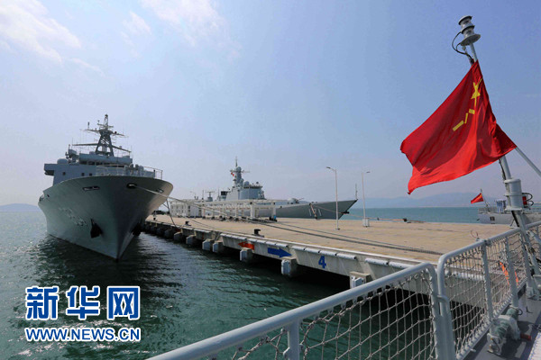 中國海軍南海艦隊的「長沙艦」、「海口艦」以及「駱馬湖艦」組成的遠海訓練編隊前往南海，將與西南沙守備兵力進行對抗演練。圖為停泊在三亞某軍港的駱馬湖艦（左）與海口艦。（圖／翻攝自新華網）
