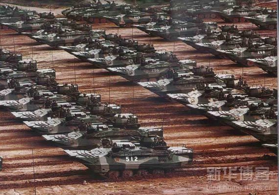 解放軍兩棲機械化步兵師裝備戰車、輸送車、兩棲坦克超過300輛。（圖／翻攝自新華網）