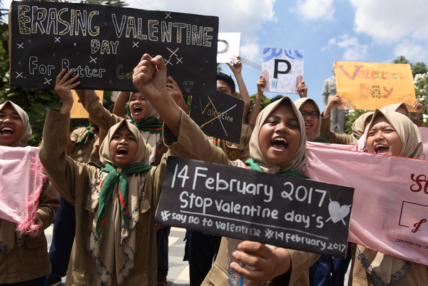 印尼泗水少女反對情人節慶祝,Surabaya（圖／路透社）