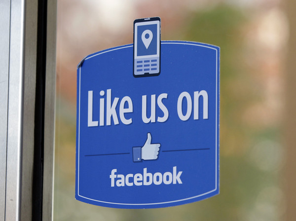 滑FB也能找工作　Facebook推「徵才欄」搶人力銀行飯碗。（圖／達志影像／美聯社）
