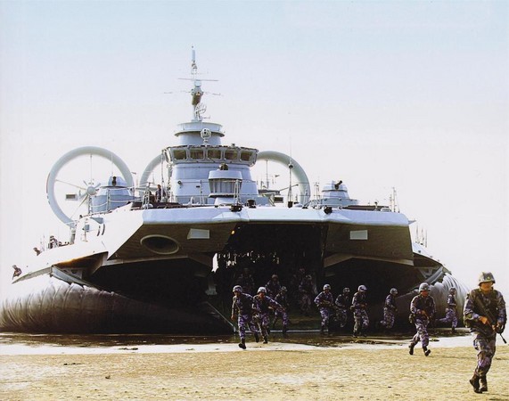 中國海軍裝備的歐洲野牛級大型氣墊登陸艇，運載海軍陸戰隊士兵執行搶灘登陸演習。（圖／翻攝自大陸網站）
