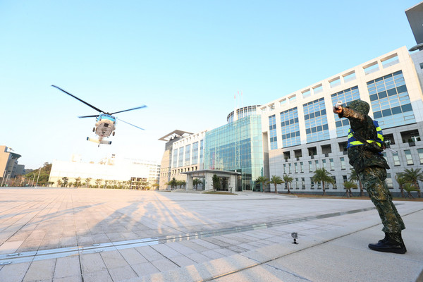 ▲空軍S-70C海鷗直升機、陸軍UH-60M黑鷹直升機於博愛營區執行試降任務。（圖／軍聞社提供）