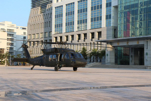 ▲空軍S-70C海鷗直升機、陸軍UH-60M黑鷹直升機於博愛營區執行試降任務。（圖／軍聞社提供）