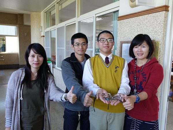 中山工商三年級生陳伯霏患有蠶豆症，近視近千度，收到老師送的新眼鏡，學測考58級分。（圖／中山工商）