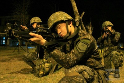 蘭陽地區指揮部官兵實施部隊夜間戰鬥訓練。（蘭指部提供）