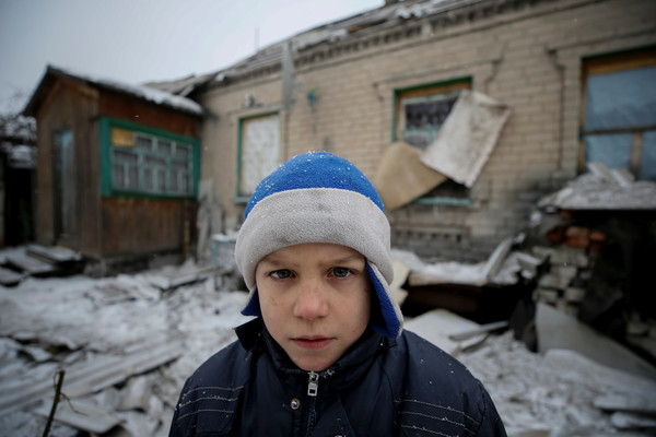 烏克蘭政府軍和俄羅斯支持的分離主義叛軍戰火日益升高。圖為烏克蘭Avdiyivka工業城裡一處被戰火摧毀的建築物。（圖／路透社）