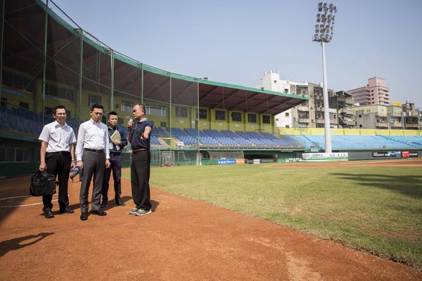新竹市長林智堅要拆除改建新竹市棒球場。(圖／新竹市政府提供) 