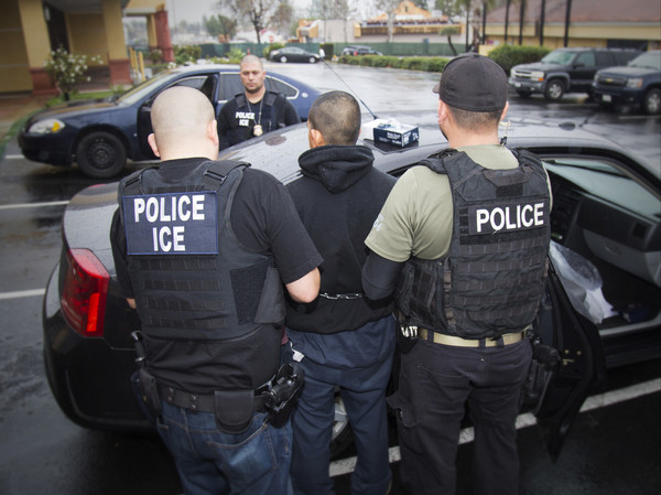 非法移民,美國移民與海關執法局(ICE)逮捕嫌犯。（圖／達志影像／美聯社）