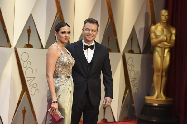第89屆奧斯卡頒獎典禮紅毯麥特戴蒙（Matt Damon）和老婆Luciana Barroso。（圖／達志影像／美聯社）