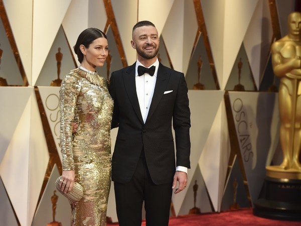 第89屆奧斯卡頒獎典禮紅毯賈斯汀（Justin Timberlake）和老婆潔西卡貝兒（Jessica Biel）。（圖／達志影像／美聯社）
