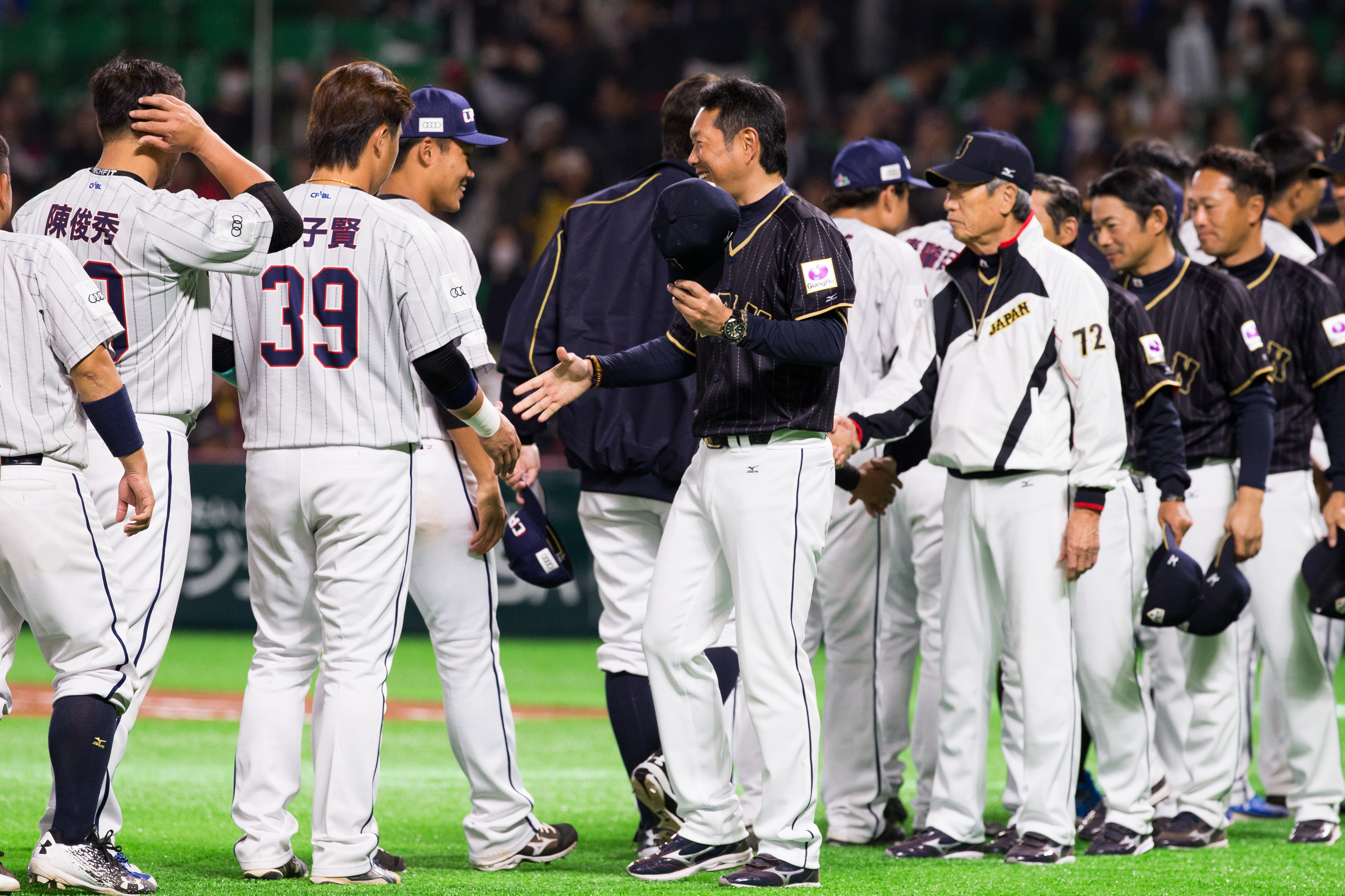 中職日職棒對抗賽,賽後兩隊握手,小久保裕紀（圖／記者季相儒攝）