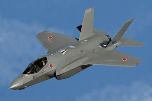 日本航空自衛隊飛行員駕駛F-35A戰鬥機首飛照。（圖／翻攝自日本空自推特）