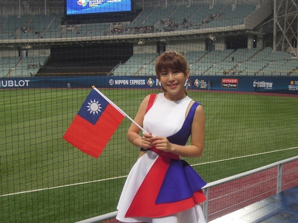 中信兄弟啦啦隊壯壯擔任經典賽中華隊應援團。（圖／記者陳立勳攝）  