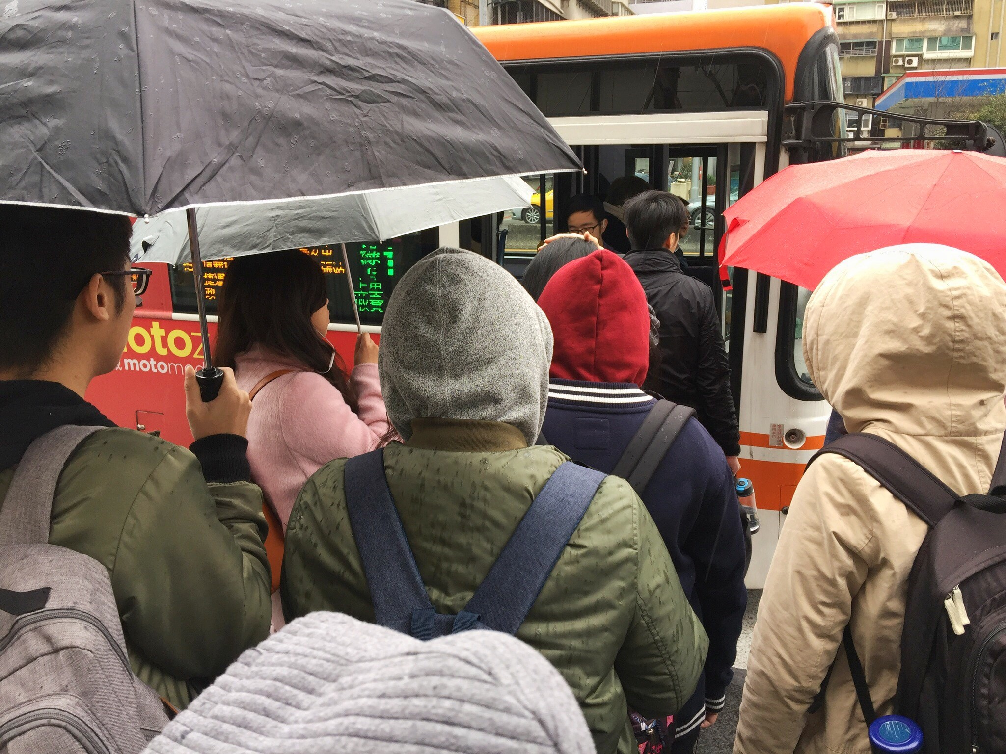 下雨,天氣,梅雨,公車,乘客,客運,扒手 （圖/記者張一中攝）