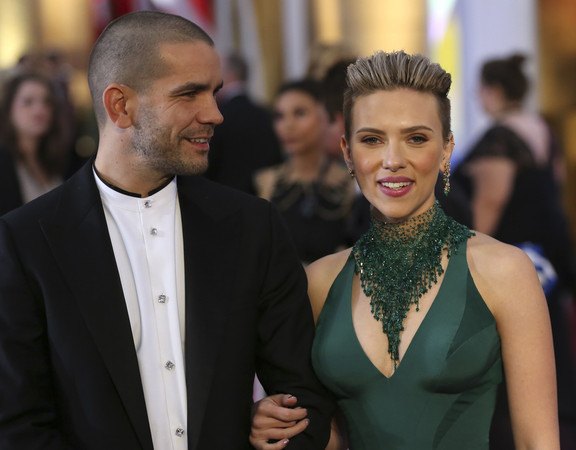 史嘉蕾喬韓森（Scarlett Johansson）和法國老公Romain Dauriac。（圖／路透社）
