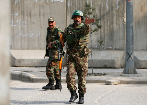 阿富汗軍隊士兵封鎖遭恐攻的軍醫院。喀布爾。（圖／路透社）