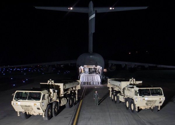 薩德防禦系統已抵達南韓烏山空軍基地。 （圖／路透社）