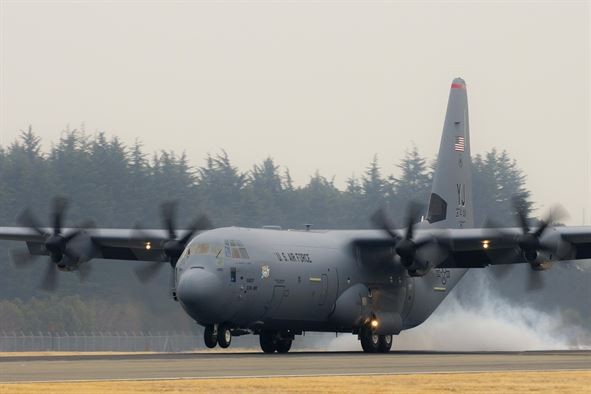 美國提供14架C-130J運輸機給日本　自動導航節省2機組人力。（圖／翻攝自橫田空軍基地）