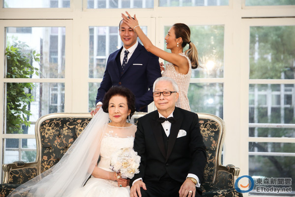 何潤東和金婚的爸媽一起拍攝結婚週年紀念照。