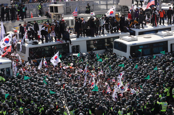 朴槿惠下台，示威群眾激動衝突。（圖／路透社）