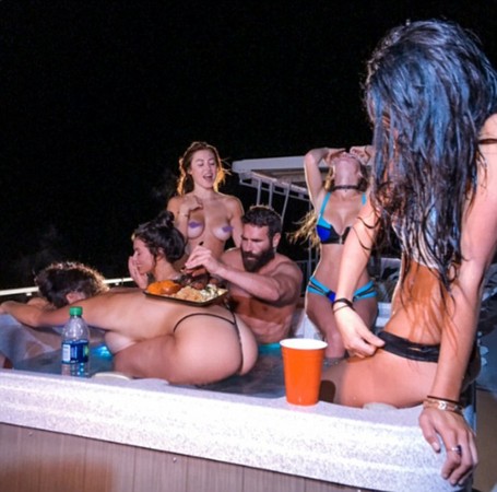 畢沙瑞恩用模特兒身體「辦桌」，被痛批「侮辱女性」。(圖／翻攝自Instagram）