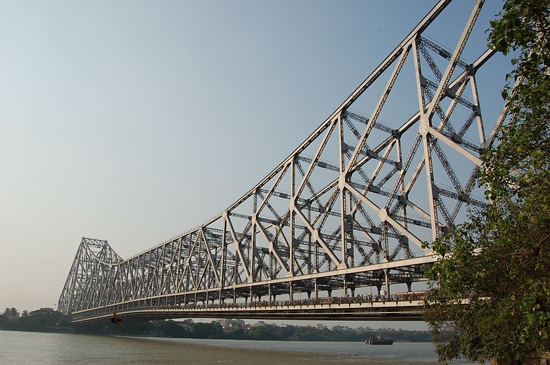 印度加爾各答著名地標「豪拉大橋」。(圖／取自《維基百科》)