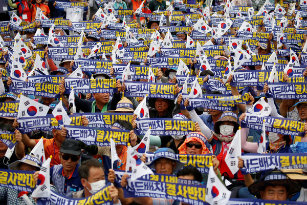 南韓民眾於首爾街頭抗議在境內布署薩德飛彈防禦。（圖／路透社）