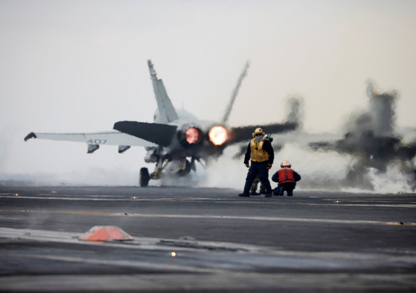 美國海軍F-18戰機，從卡爾文森號航母(USS Carl Vinson)起飛。（圖／路透社）