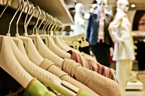 ▲服飾店,衣服,衣架。（圖／取自LibreStock）