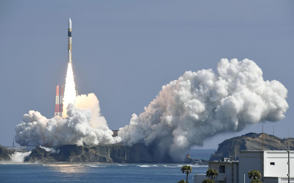 ▲日本17日發射了搭載政府情報收集衛星「雷達5號機」的H2A火箭33號機。（圖／路透社）