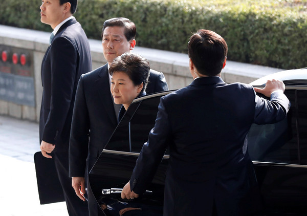 朴槿惠遭彈劾後，21日出庭應訊時先向人民道歉。（圖／路透社）