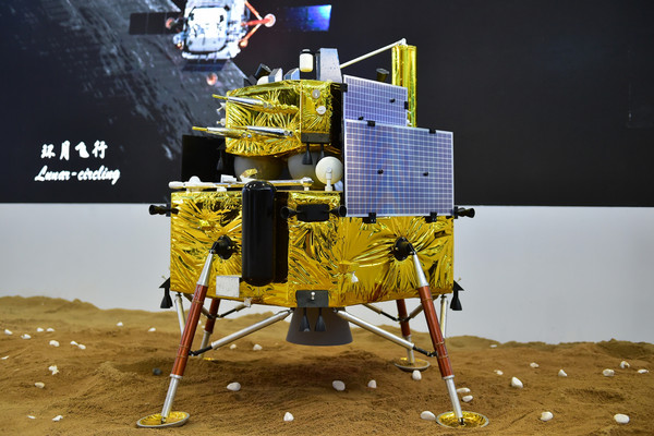 新華社北京3月1日電（記者周文其　白國龍）中國嫦娥五號月球探測器目前已完成絕大部分大型試驗，由於任務複雜，計畫於8月進入發射場，進行多項單器、兩器、四器聯合測試，為年內的月球採樣返回任務做準備。（圖／翻攝自新華社）