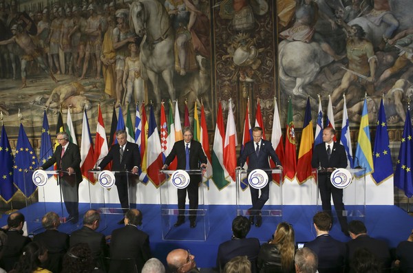 27國歐盟國領袖排排站，紀念歐盟成立60周年。（圖／路透社）