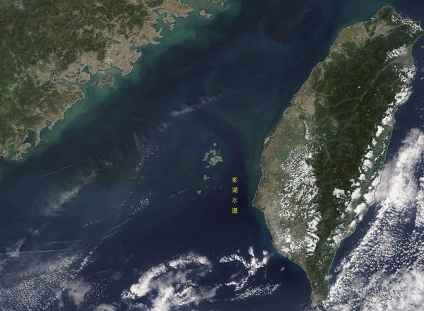 衛星照片為證，台灣海峽真的有「黑水溝」。（圖／翻攝自鄭明典臉書）