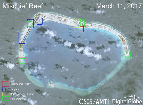 大陸南沙人造島美濟礁(Mischief Reef)，圖中顯示雷達、機庫等各項軍事設施。（圖／翻攝自亞洲海事透明倡議官網）