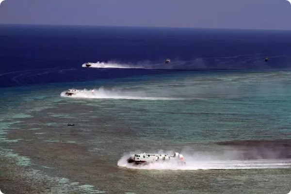 解放軍南海艦隊支隊21日至27日實行多方向立體奪控島礁演練，出動多架直升機與多艘726型「野馬」氣墊登陸艇。（圖／翻攝自《當代海軍》微博公眾號）