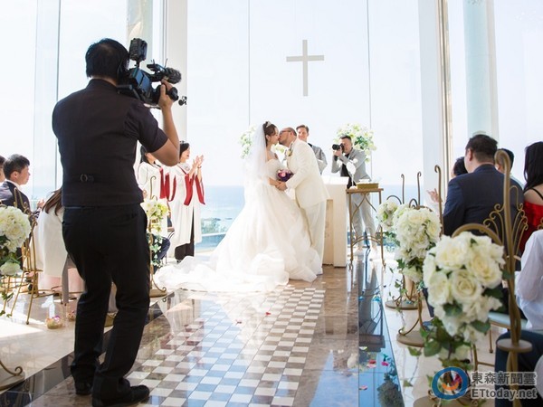 趙小僑與劉亮佐愛情長跑6年，4月3日在沖繩的鑽石海洋教堂完成了婚禮。