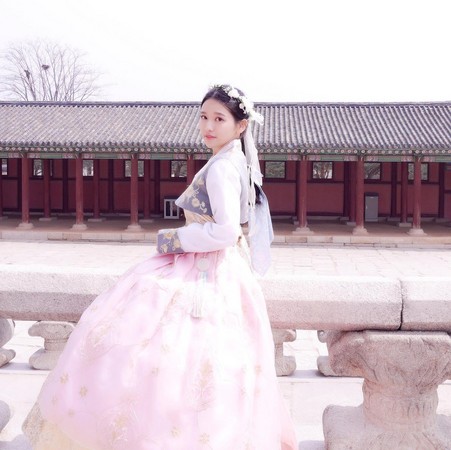 影片中，她換上韓服遊覽景福宮，在陽光下開心蹦跳、不時回眸對鏡頭甜笑，十分俏麗可人，上傳約24小時就有千人按讚。
