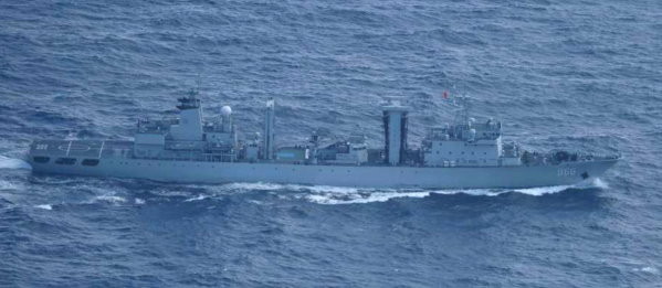 解放軍海軍編隊903A型綜合補給艦高郵湖號補給艦（舷號966）經宮古海峽進入西太平洋。（圖／翻攝自日本統合幕僚監部官網）