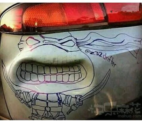 車子的左後方保險桿被撞凹，車主發揮創意畫上一隻忍者龜，網友大讚超有才！（圖／翻攝自爆笑公社）