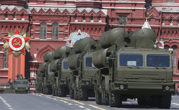 S-400是俄羅斯第三代地對空飛彈系統。該系統採用新型的40N6遠程飛彈時，射程可達400公里，為當今地空飛彈射程之最。（圖／路透社）