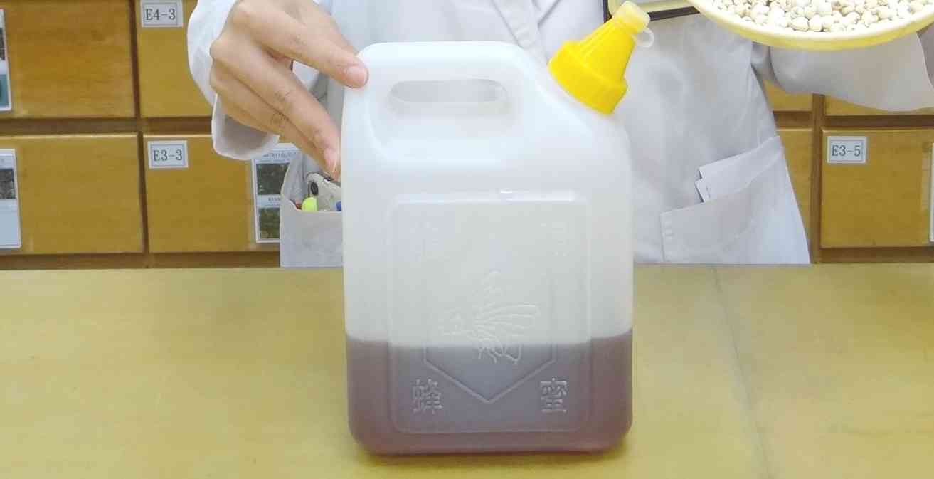 ▲蜂蜜氣味芬芳、甜而潤澤，古人多以蜂蜜代糖，《神農本草經》更將蜂蜜列為上品，蜂蜜性味甘平，質地溫潤，具有補中益氣、養液安神、潤肺和營的功效。（圖／記者林悅翻攝）