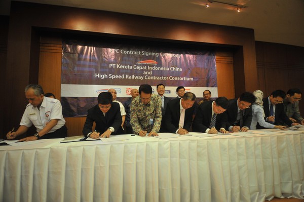 中印尼高鐵公司（KCIC）和中印尼高鐵承包商聯合體（HRSCC）簽署加達至萬隆（Bandung）高速鐵路工程總承包（EPC）合約。（圖／達志影像）