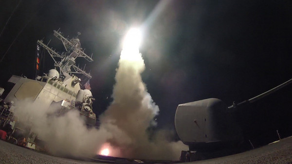 美軍發射戰斧巡弋飛彈，空襲敘利亞空軍基地。（圖／達志影像／美聯社）
