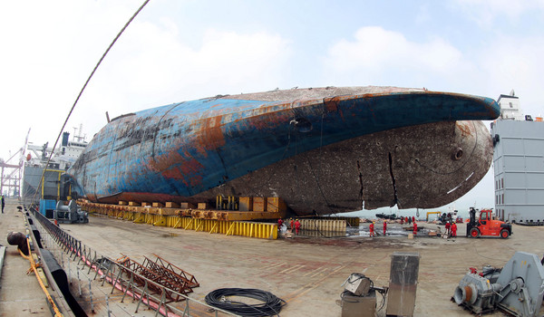 ▼ 「世越號」於2017年3月被運到木浦新港，南韓政府將利用模組運輸車將它從半潛水船移動到碼頭地面上。（圖／路透社）