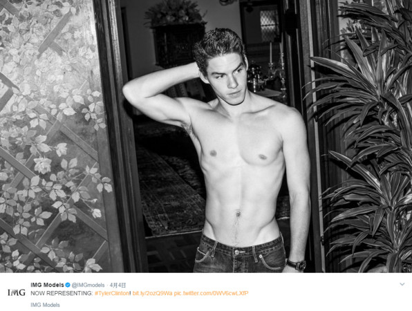 泰勒柯林頓早在2016年夏天就拍攝了一系列裸上身的帥照，只見他大方展現健身有成的胸肌、二頭肌、及驚人的人魚線，直到最近才終於被IMG相中，準備到紐約出道當男模！
