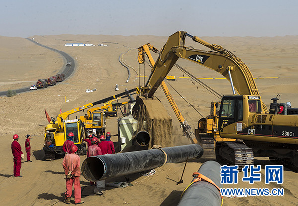 新疆塔里木油田的建設讓「死亡之海」變成了「希望之海」。圖為油田工人在塔克拉馬干沙漠中鋪設遊憩管道。（圖／資料照／翻攝自新華網）