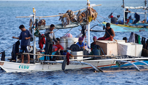 ▲中國從去年10月開始，允許菲律賓漁船在黃岩島捕魚。（圖／路透社）