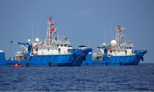 ▲中國在黃岩島除了有海警船之外，還有一種船體藍色且非常乾淨的「漁船」。（圖／路透社）